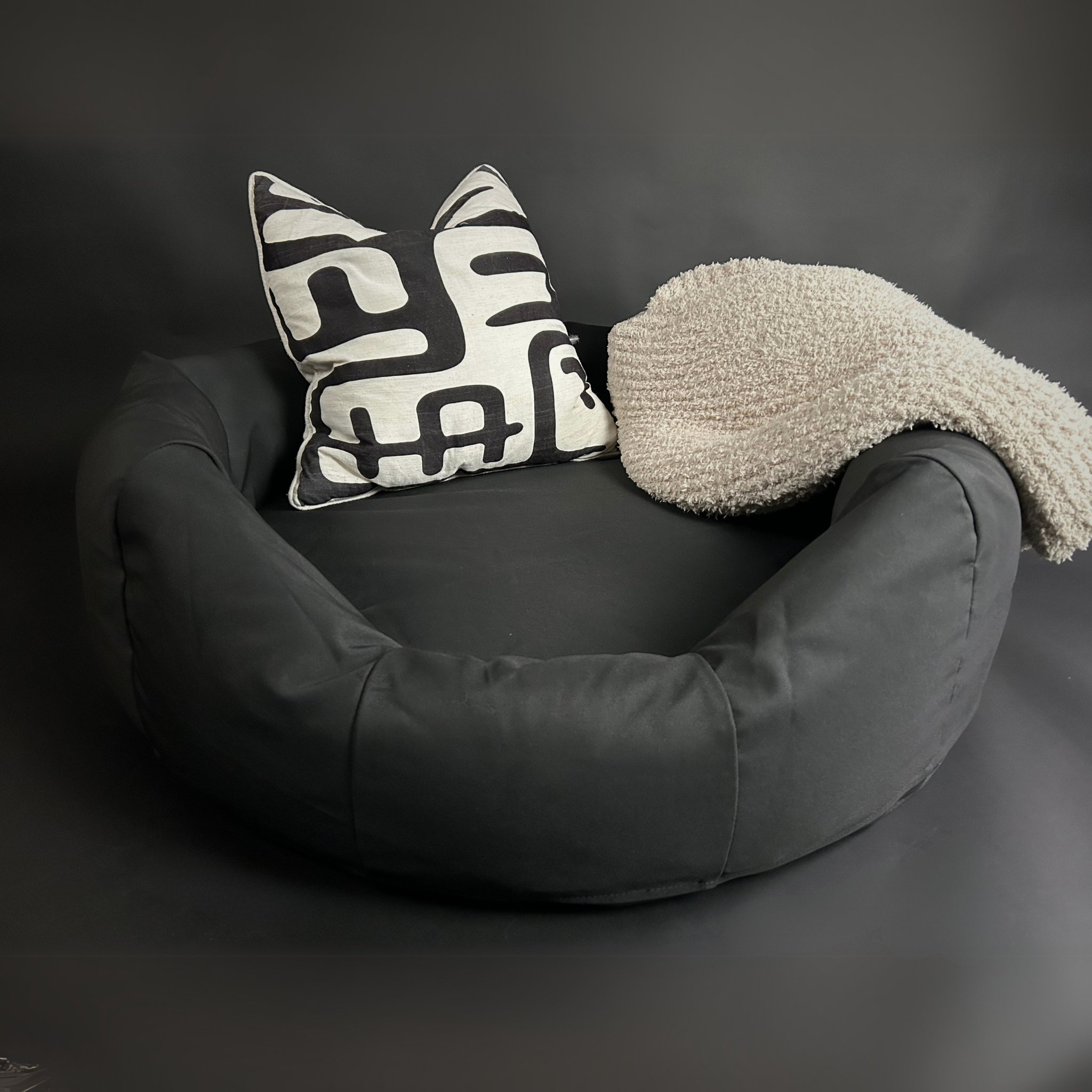 Round den dog bed with bolster, pillow and blanket